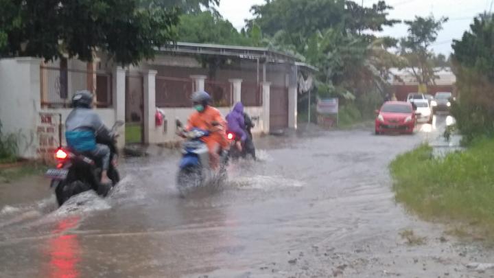 Waspada ! Hujan Deras, Jalan Kayu Manis Tergenang